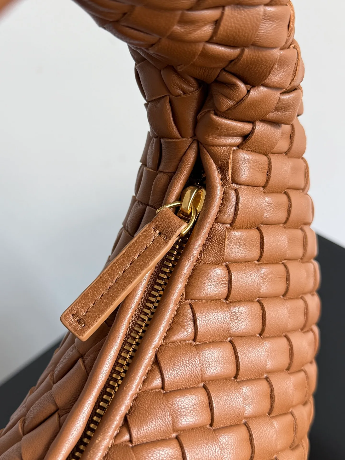Batch 2120 BV Bottega Veneta's new early spring women's shoulder bag. The soft and delicate Hobo bag has been shipped! Many friends are waiting for this bag. It has a round shape and a large capacity. It can hold a 50-fold umbrella inside. Babies with a lot of daily items do not need to worry about the capacity of this bag. It is a practical bag for traveling and commuting. Although it is fluffy, it is soft and comfortable when carried on one shoulder. It has a modern and retro feel. Model No.: 856737 Size: 44*28*5cm